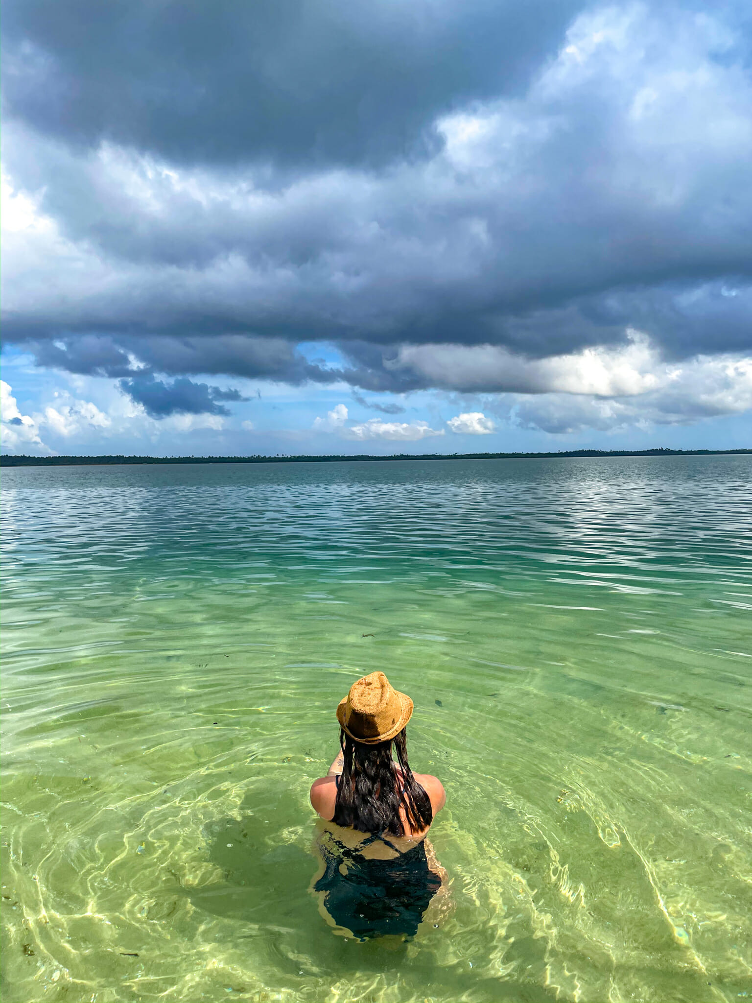 chill dans l'océan indien sur une plage de mafia island