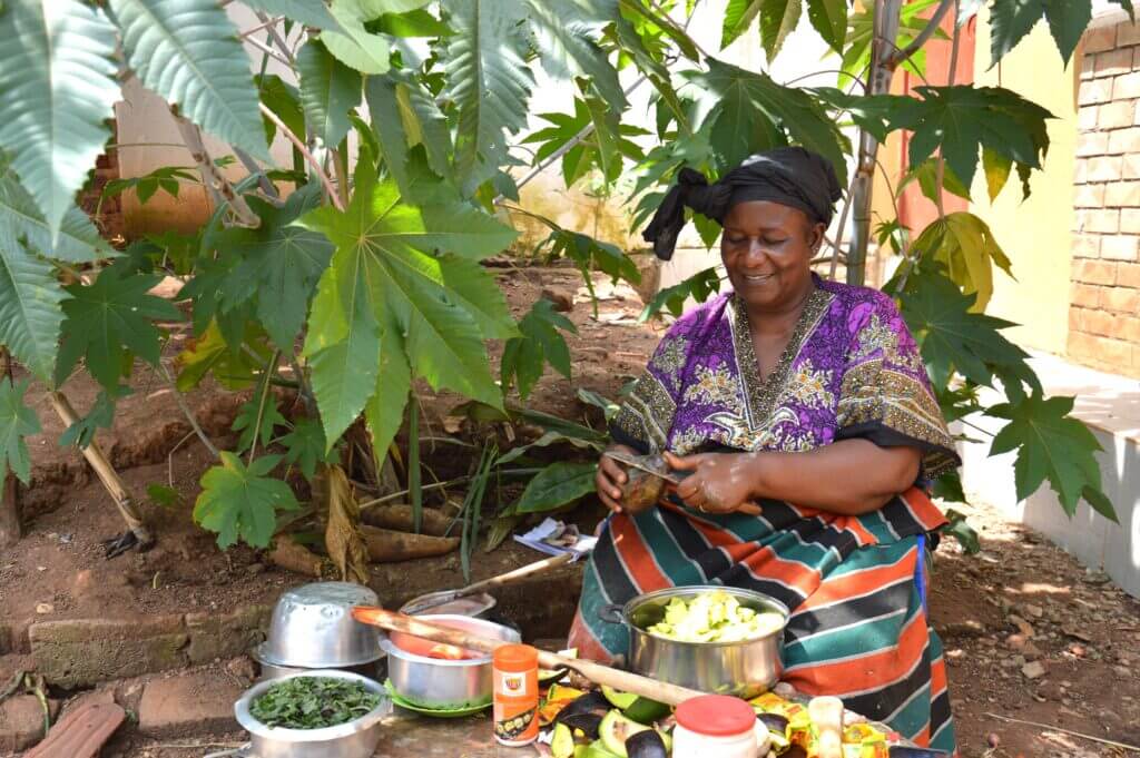 moment partagé auprès d'une femme ougandaise