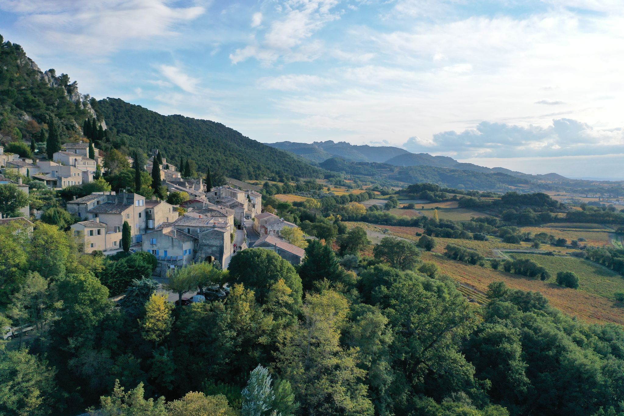 vue de drone sur le village de sablet