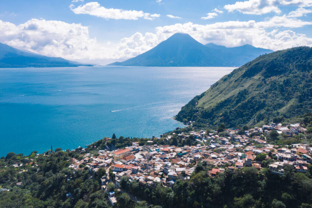 vue drone sur le lac atitlan