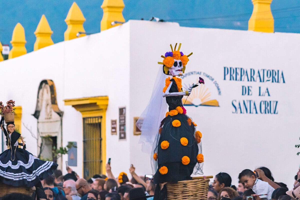 comparsa en pleine fête des morts