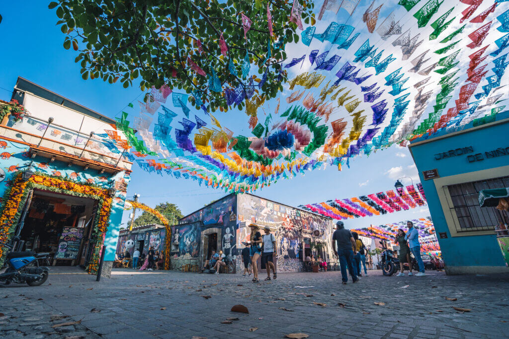 oaxaca rue colorée pendant la fête des morts