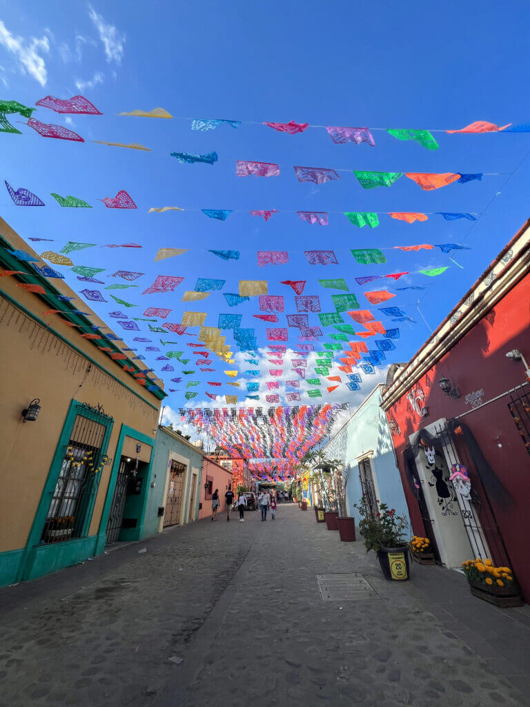 rue colorée de oaxaca inspirée par le dessin animé coco