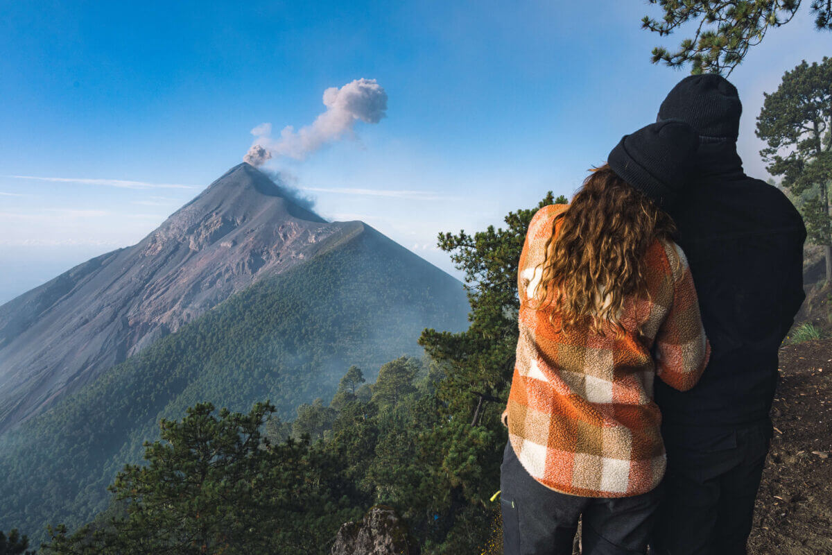 vue sur le volcan el fuego au guatemala