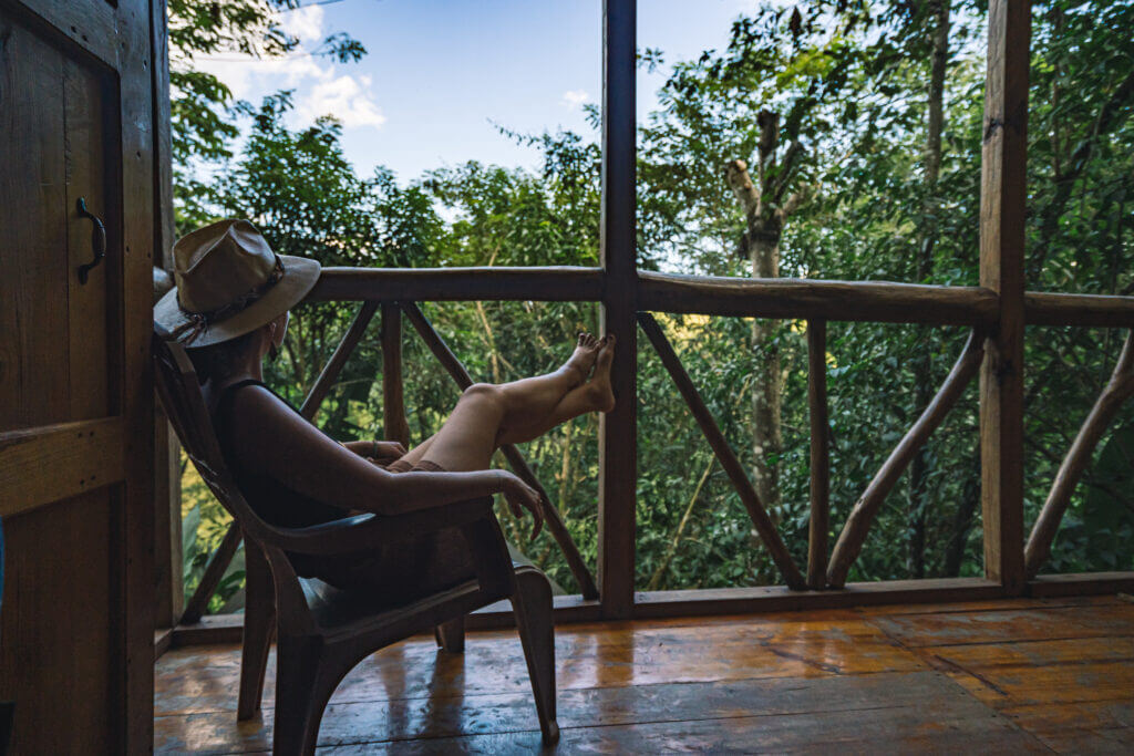 Vue intérieure de la cabane dans la jungle