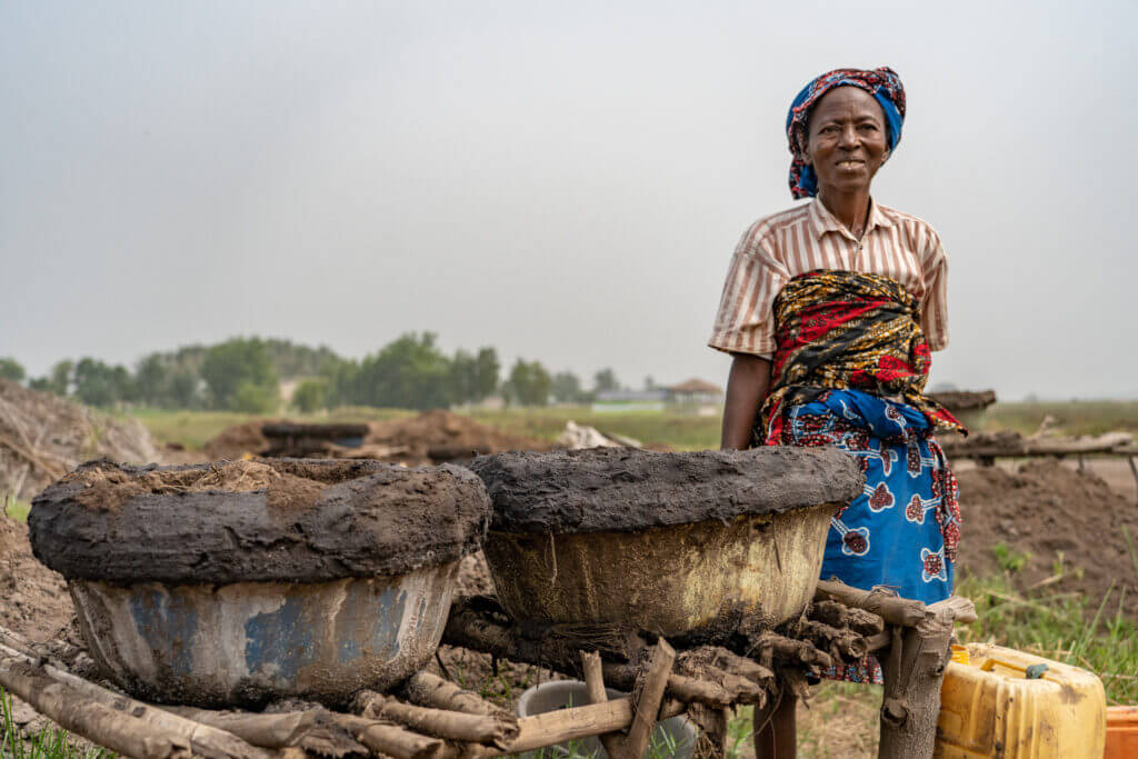 extraction du sel à Kpetou près du lac Ahémé au Bénin