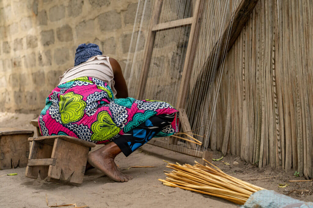 Tressage de nattes à Kpetou près du lac Ahémé au Bénin