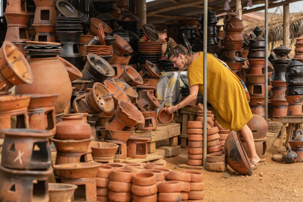Poteries sur le bord de la route à Sè, au Bénin