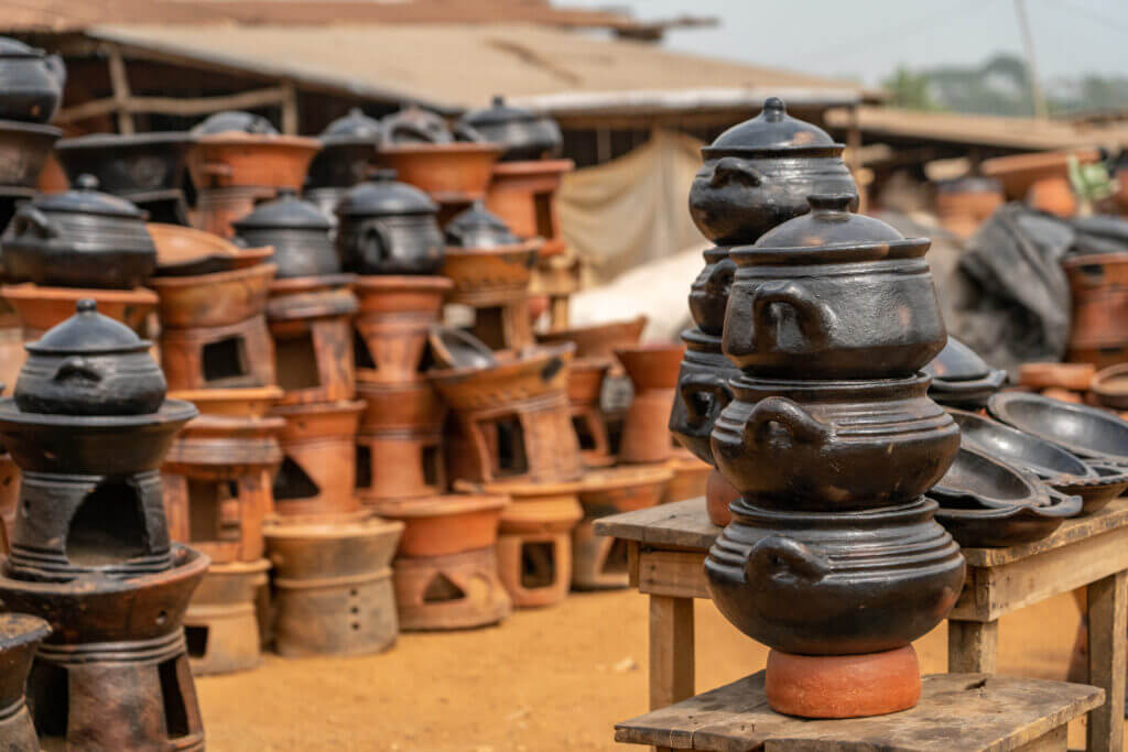 Poteries sur le bord de la route à Sè, au Bénin