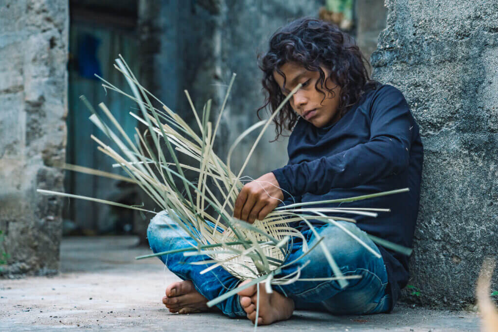 Confection d'un panier en feuille de palme