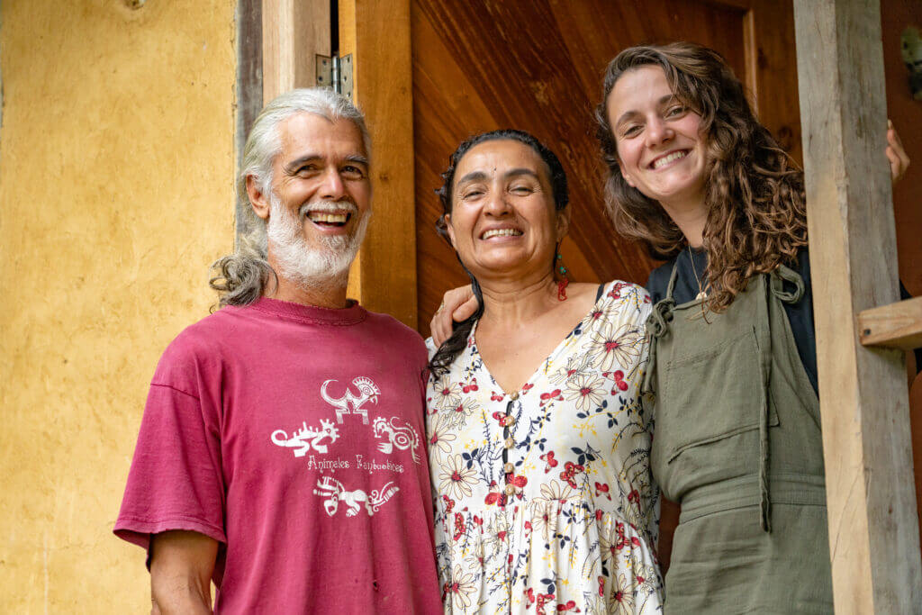Maryne, Betty et Sergio devant la maison