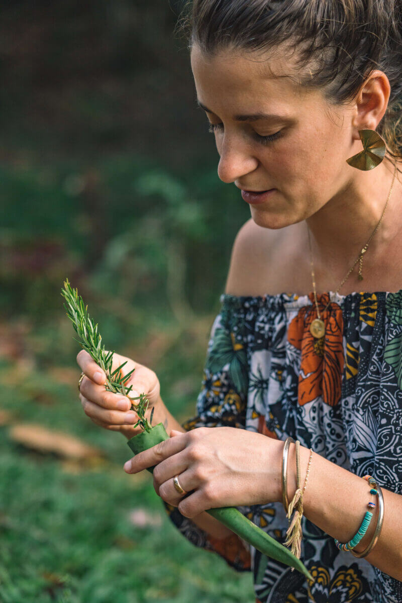 Maryne en train de planter