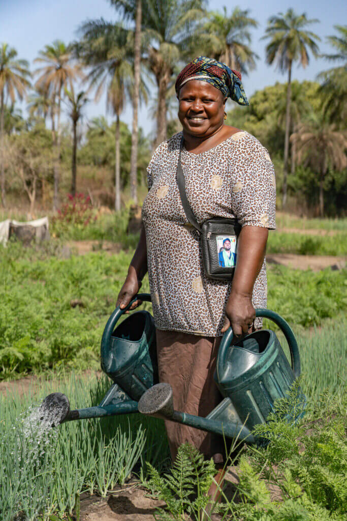 portait d'une femme au coeur d'un potager en casamance