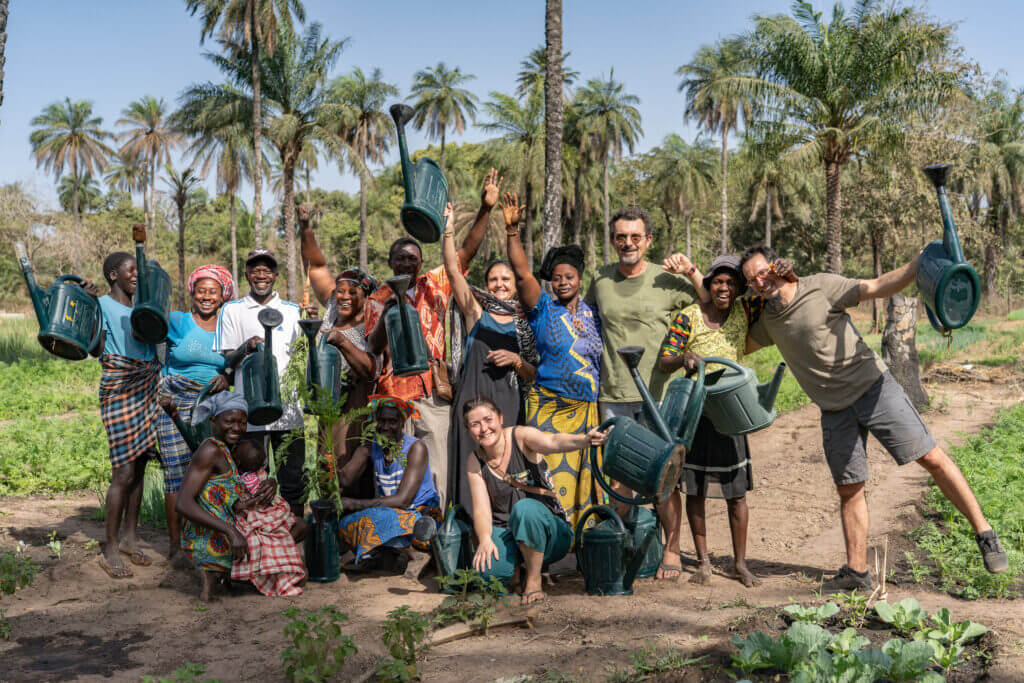 photo de groupe dans le jardin potager