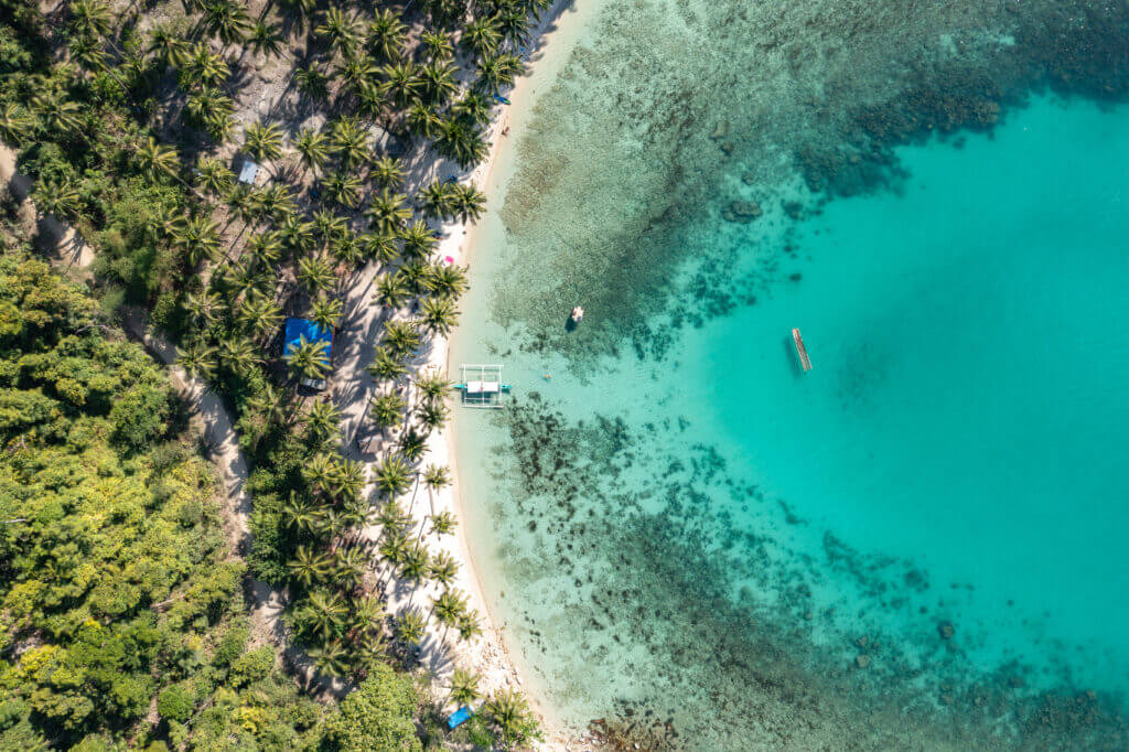 vue aérienne sur plage siargao