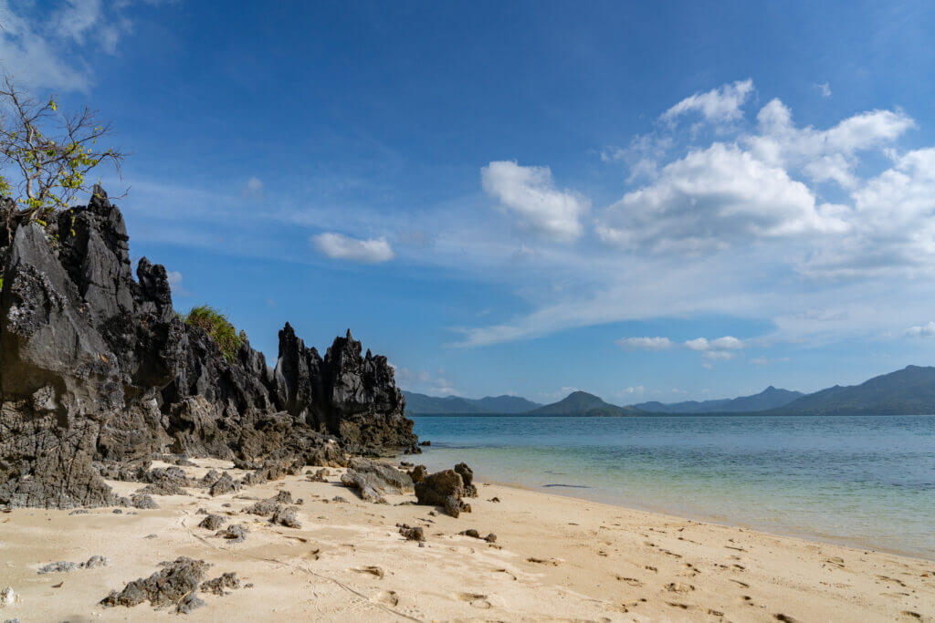 plage de sable blanc el nido