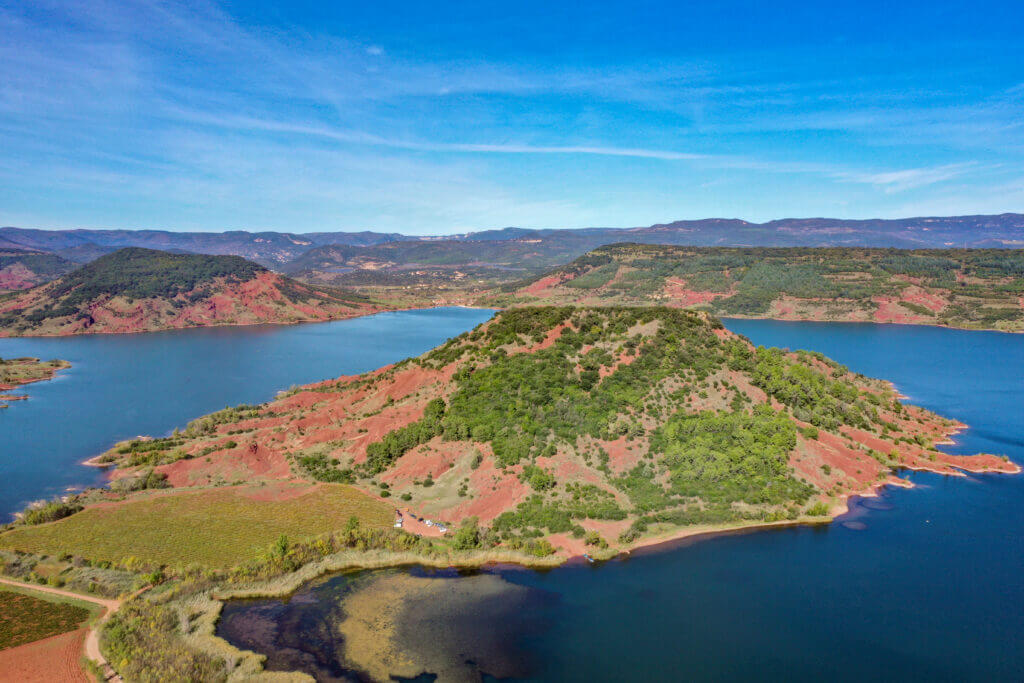 vue aérienne sur le lac du salagou
