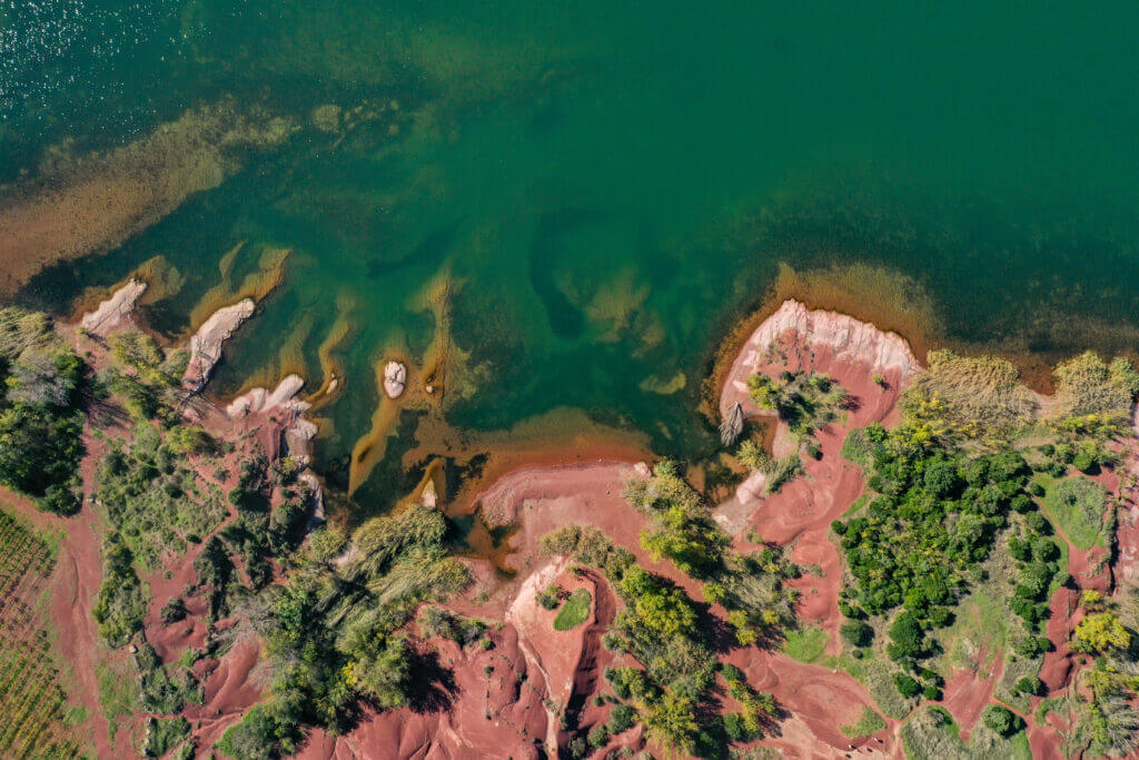 vue aérienne sur le lac du salagou