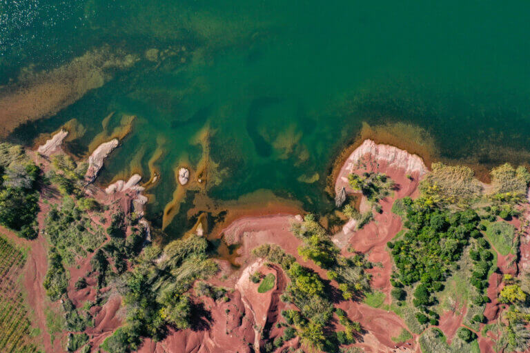 vue aérienne sur le lac du salagou