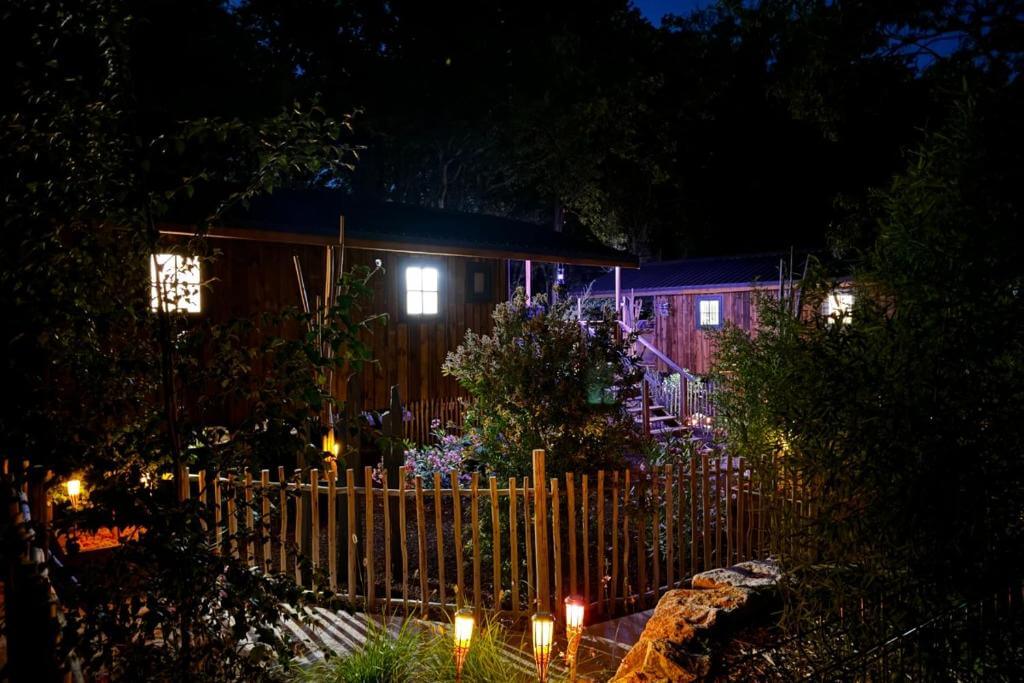 vue nocturne sur une cabane 