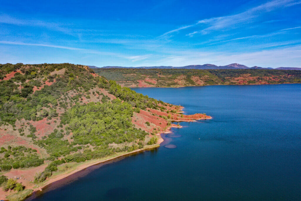 vue aérienne sur le lac du salagou