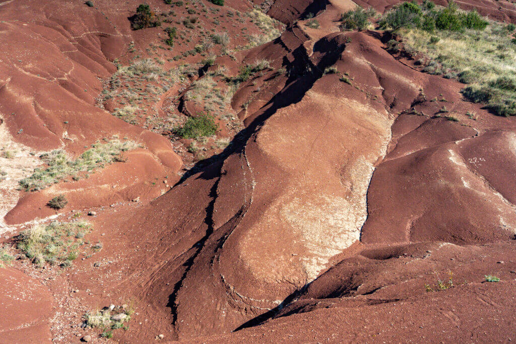 vue aerienne sur le lac du salagou et ses terres rouges