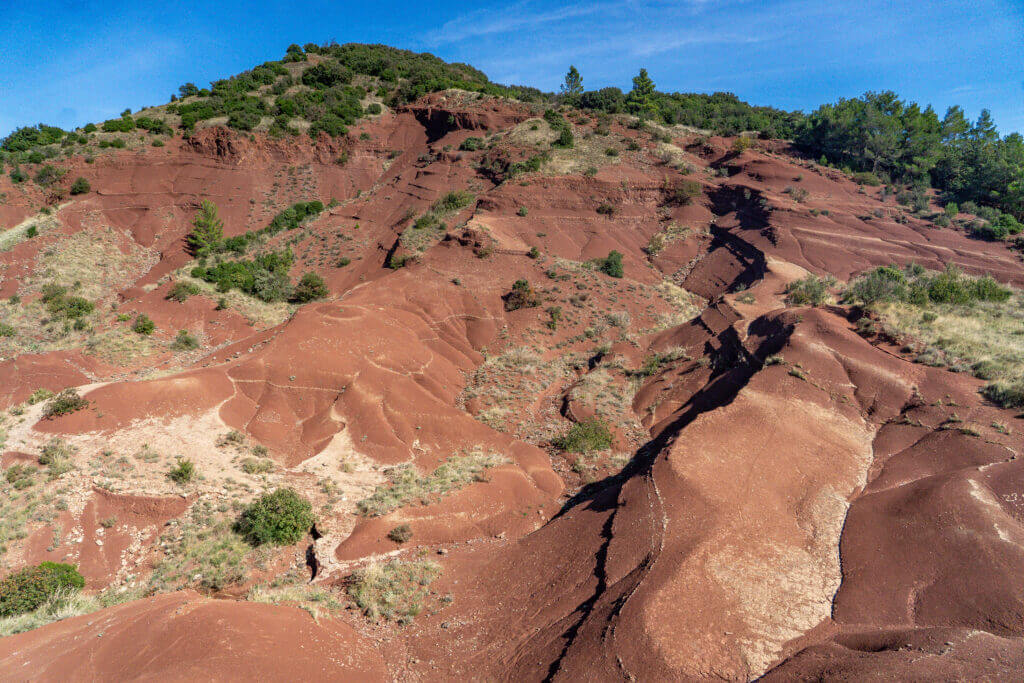 vue sur les terres rouges du lac du salagou