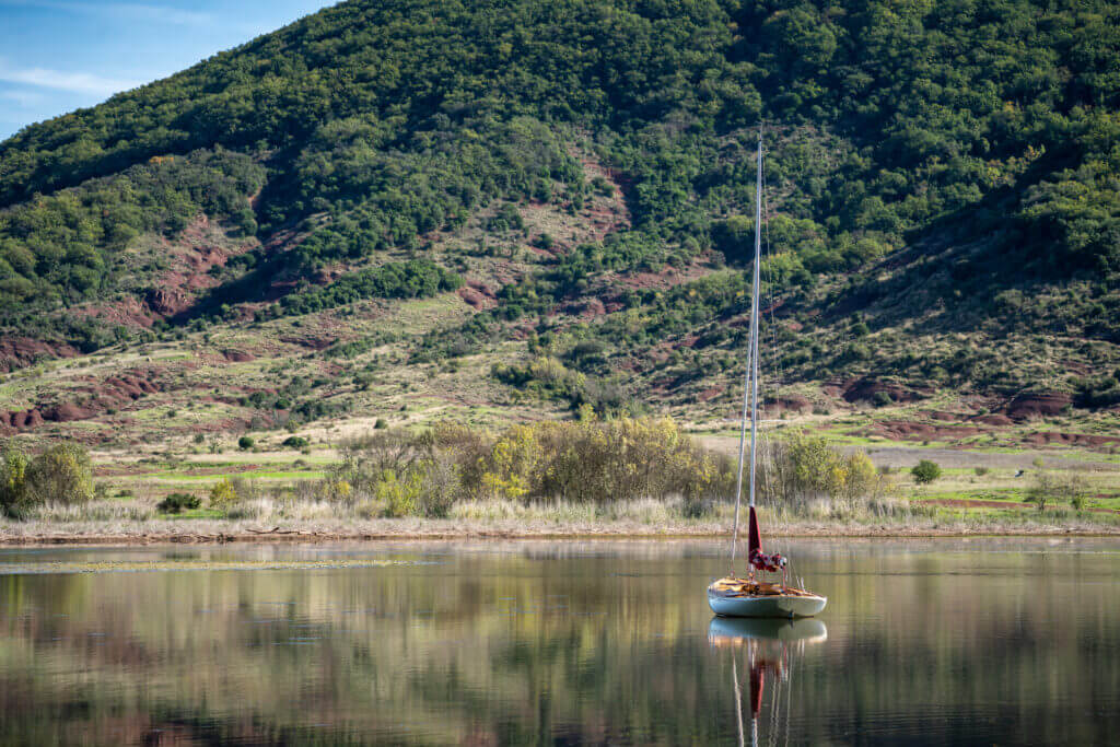 voilier sur le lac du salagou