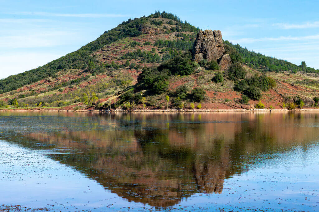 colline du lac du salagou en occitanie
