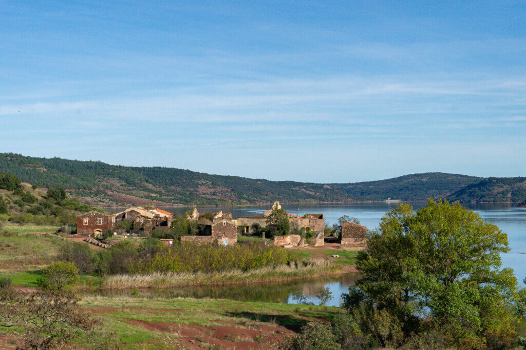 vue le village fantome situé au lac du salagou