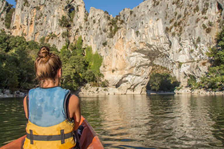 Canoé face au Pont d'arc en ardèche