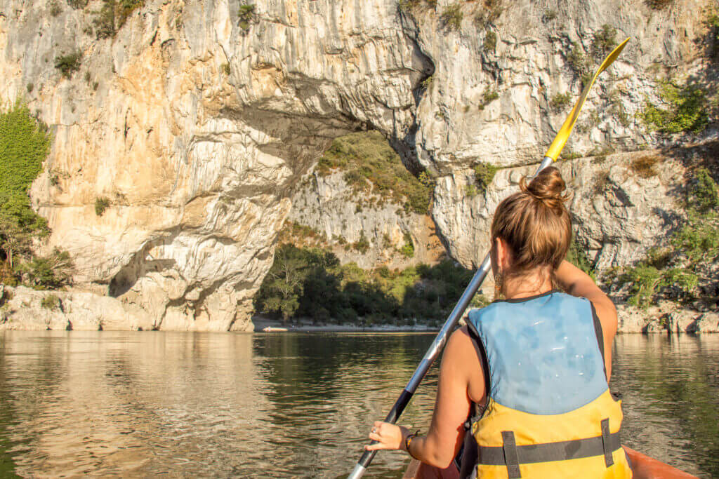 Canoé face au Pont d'arc en ardèche
