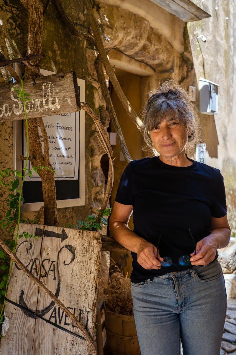 Photo portrait de Dumé, gérante de Casa Savelli à Pigna