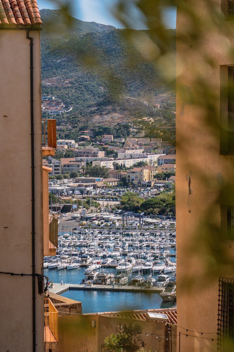 Vue du port de Calvi depuis une ruelle de la citadelle