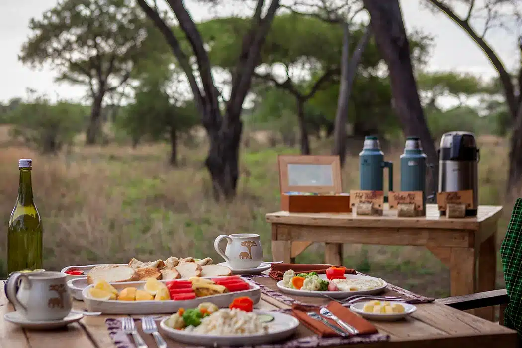 Petit déjeuner sur une table dans un camp Mawe