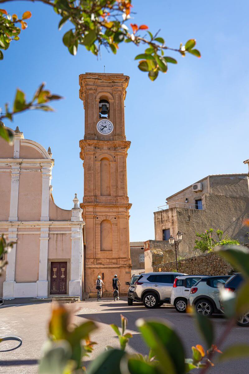 Photo de la place centrale du village d'Aregnu