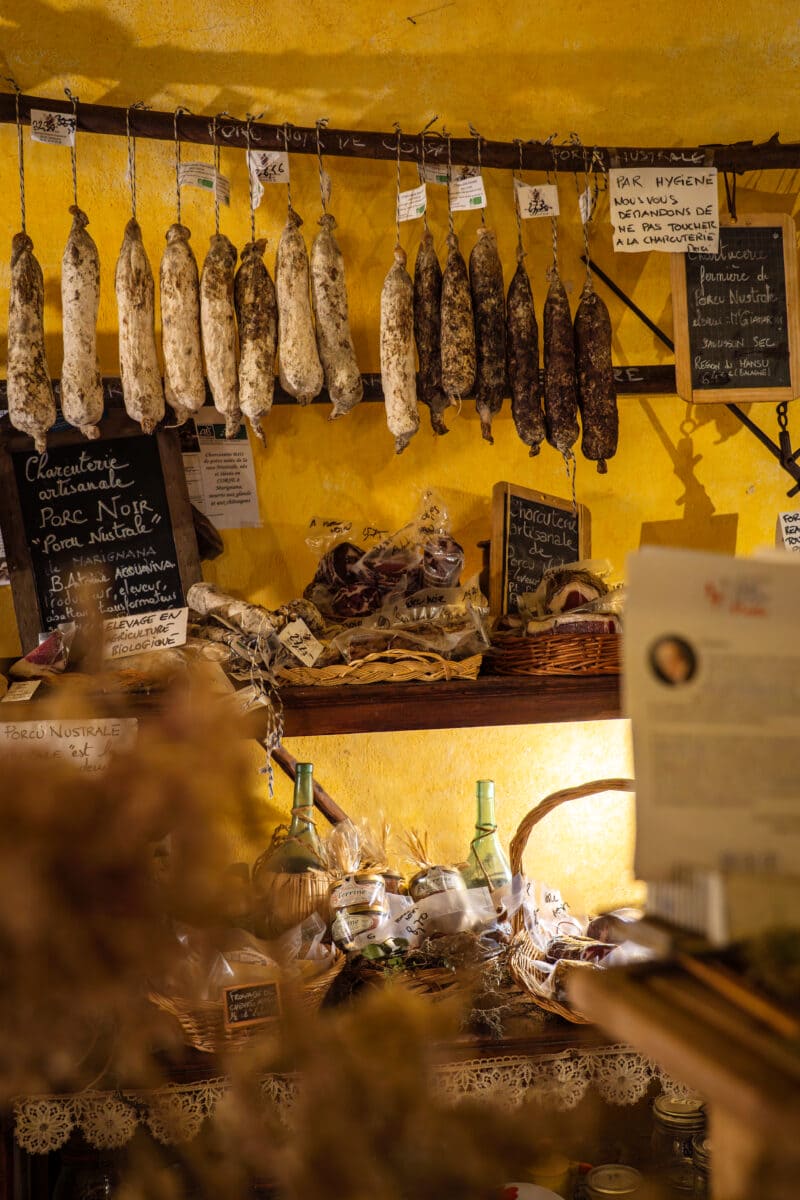 Intérieur de la boutique Casa Savelli à Pigna