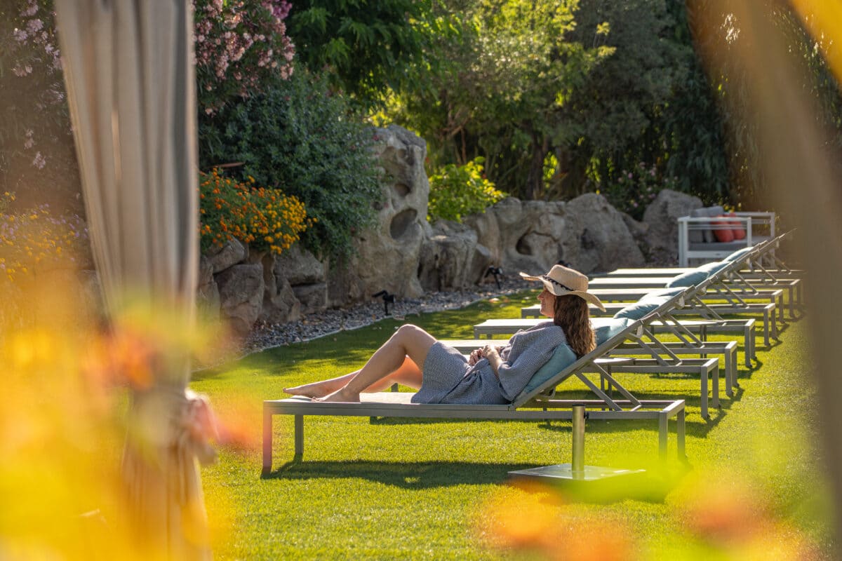 femme allongée sur un transat du spa