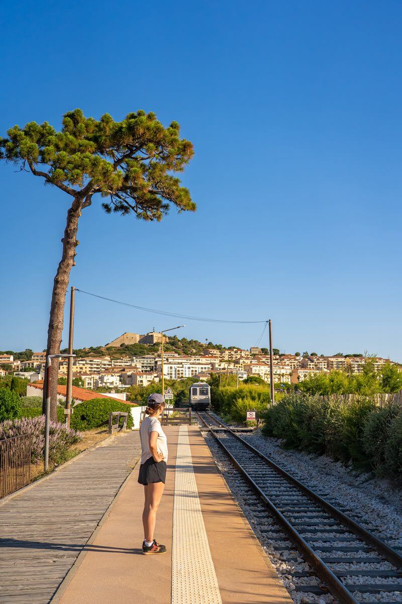 Photo d'une personne attendant le train à la gare de Lido à Calvi