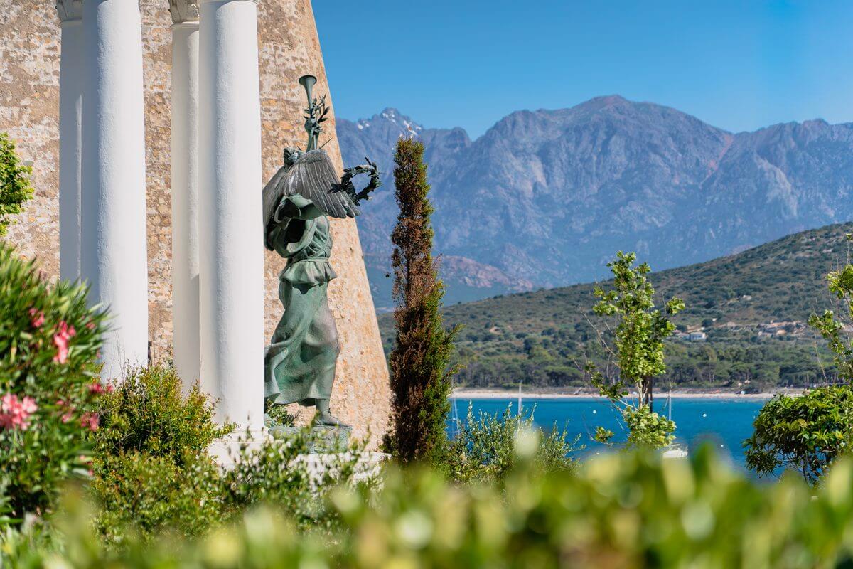 Photo du monument aux morts de Calvi avec la baie en fond