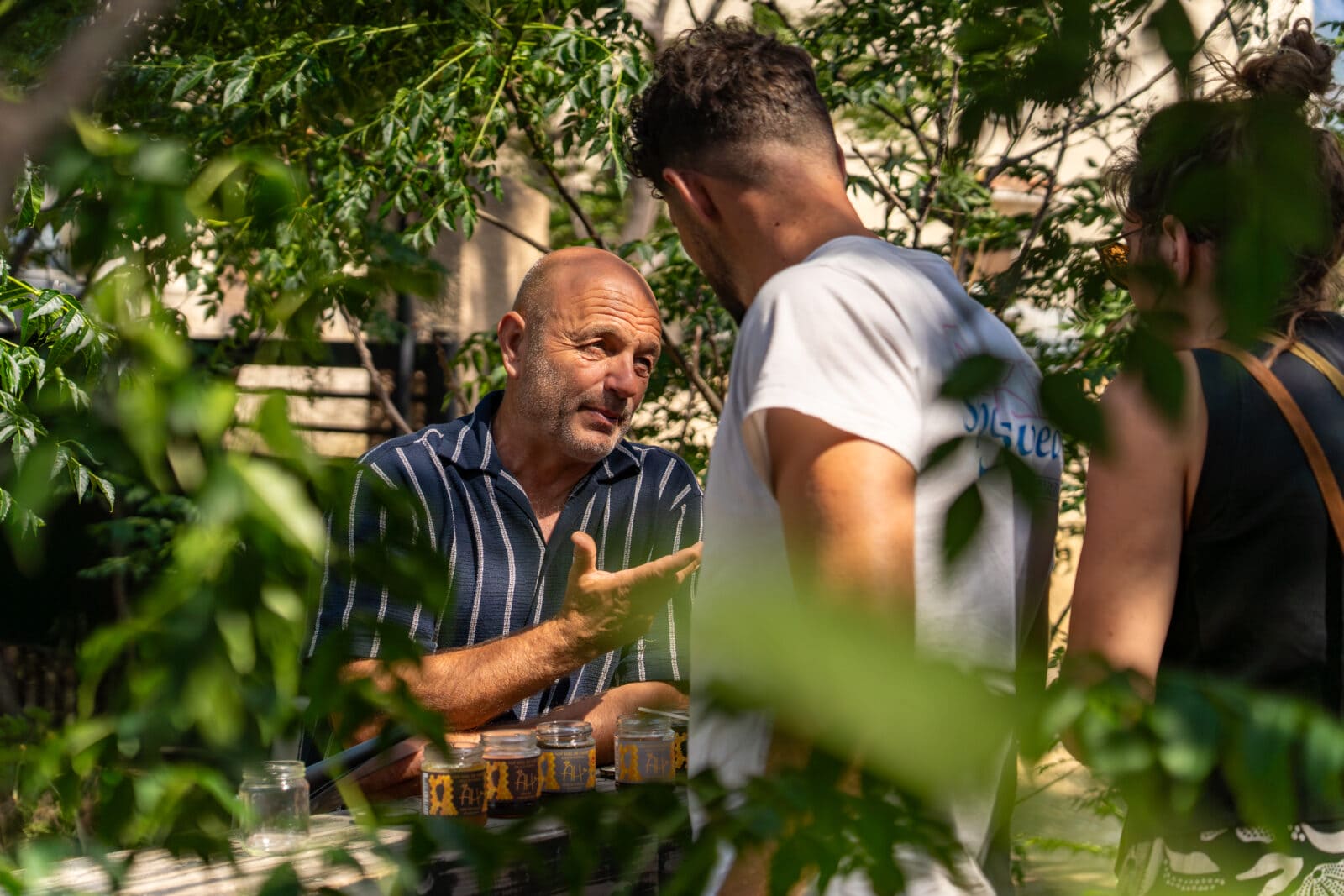 Adam Handler présentant ses miels corses