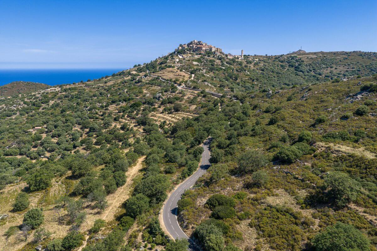 Vue de Sant'antonino depuis la route qui serpente
