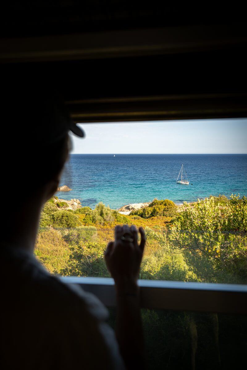 Photo de la vue de la plage depuis le train entre Calvi et l'Île Rousse