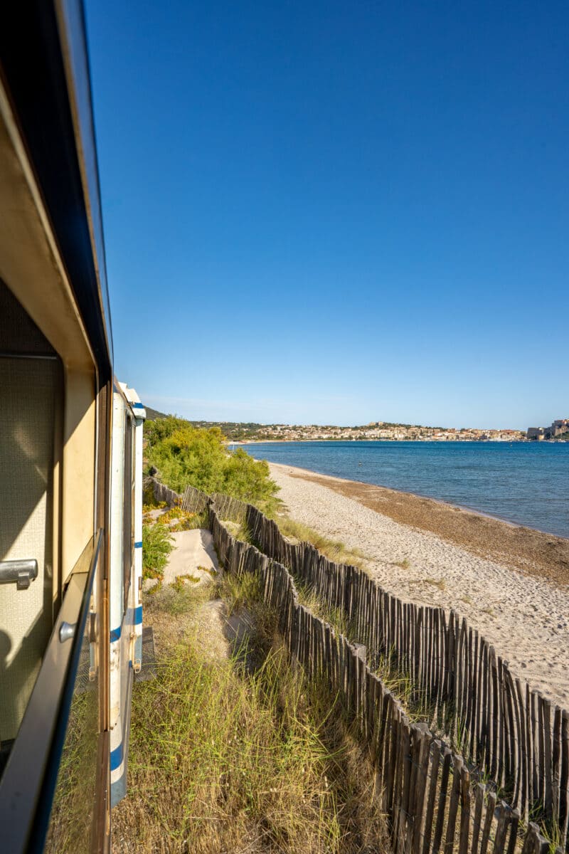Vue de la plage autour de Calvi depuis le train