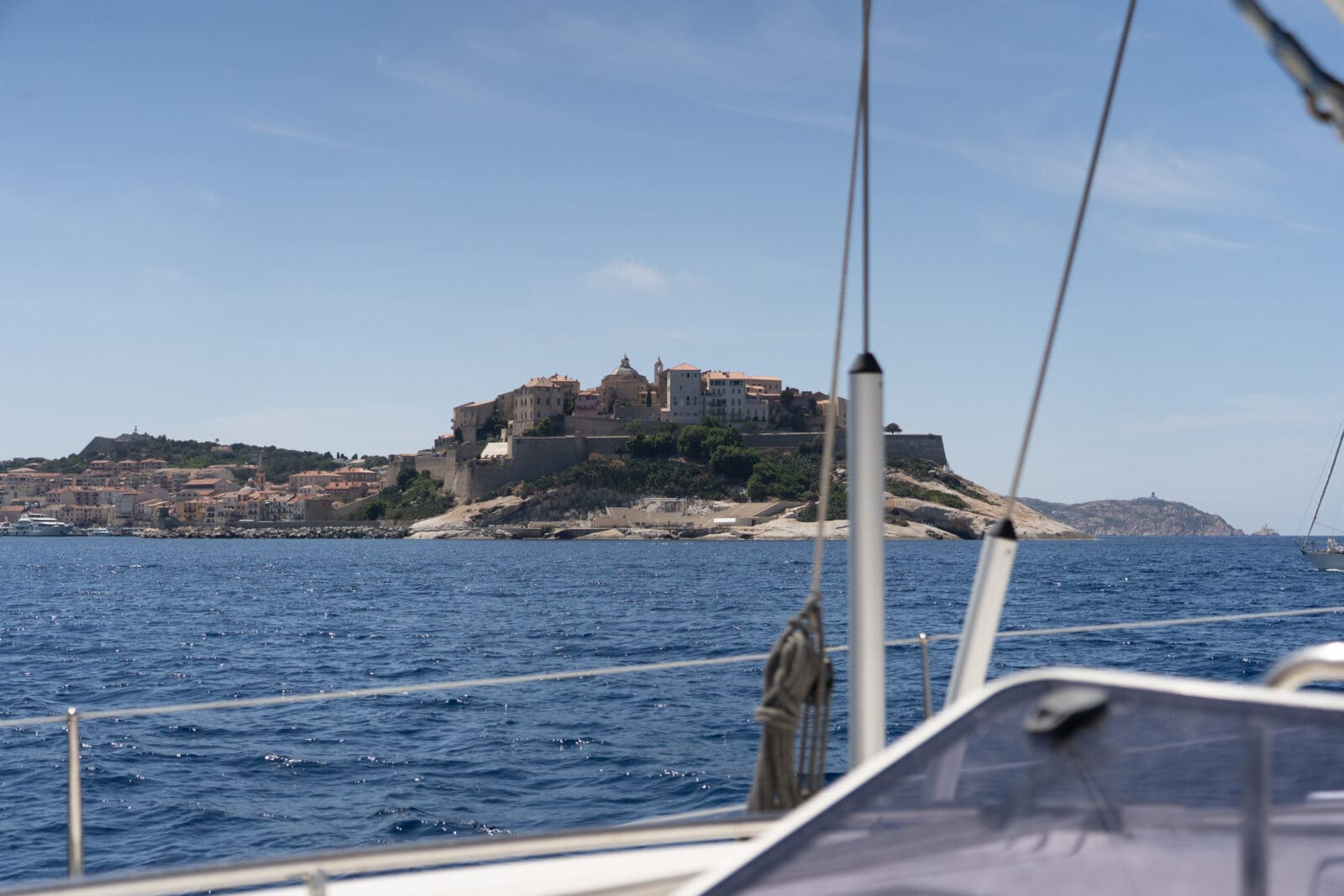 Vue de la citadelle de Calvi depuis un voilier dans la baie