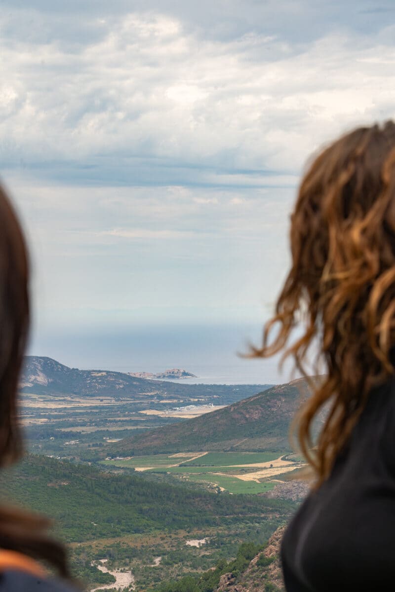 Vue de la baie de Calvi depuis un point de vue de la forêt de Bonifatu